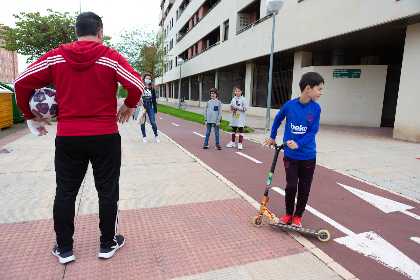 Los menores de 14 años han podido salir este domingo a dar un paseo de una hora.