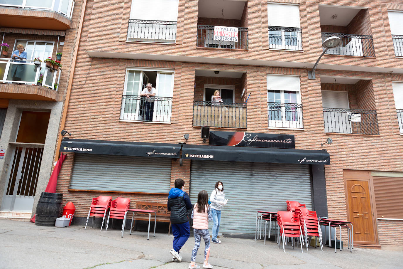 Los menores de 14 años han podido salir este domingo a dar un paseo de una hora.