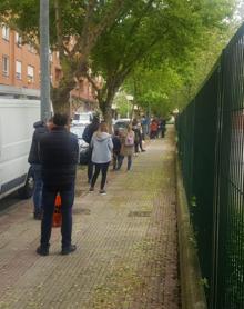 Imagen secundaria 2 - Filas en los polideportivos Gonzalo de Berceo y Vicente Ochoa (abajo a la derecha).