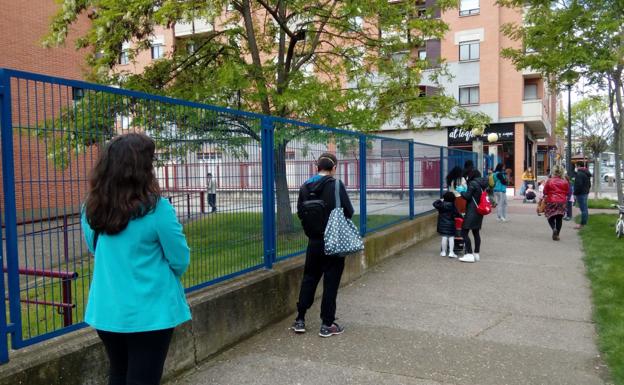 Largas filas para recoger la pantalla infantil