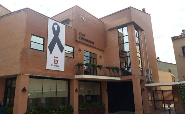 El Ayuntamiento de Pradejón ha colocado un vinilo con un crespón negro en su fachada en recuerdo de todas las víctimas fallecidas por el COVID-19 y como muestra de condolencia a las familias que han sufrido y están sufriendo esta pandemia. Desde el Consistorio se envía un 'mensaje de ánimo y aliento para reafirmar la confianza en que podamos salir adelante lo antes posible'.