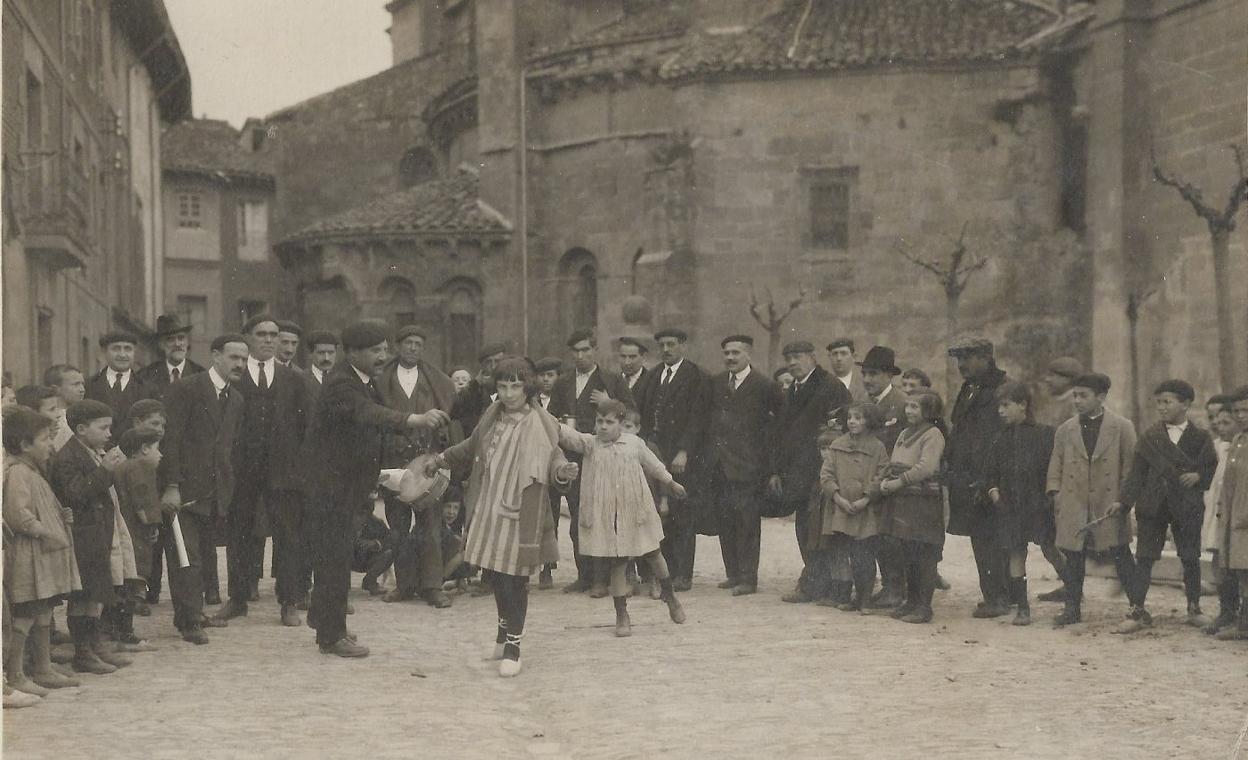 Una imagen escenificada del pintado de la gaita, sobre 1920. 