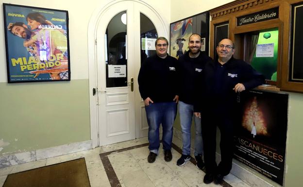 Joaquín Fuentes, gerente de Proyecfilm, junto a su hijo Alberto y un empleado en el cine de Peñaranda de Bracamonte (Salamanca).