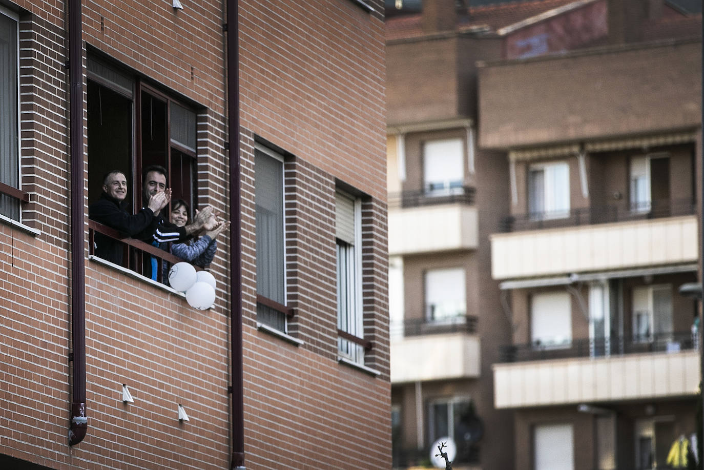 Profesionales de una residencia de ancianos de la localidad y vecinos se dedican aplausos mutuos