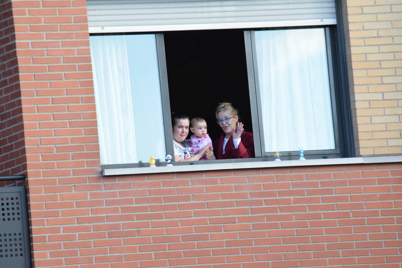 Los vecinos de la capital riojana han vuelto a salir a sus balcones y ventanas a aplaudir este martes