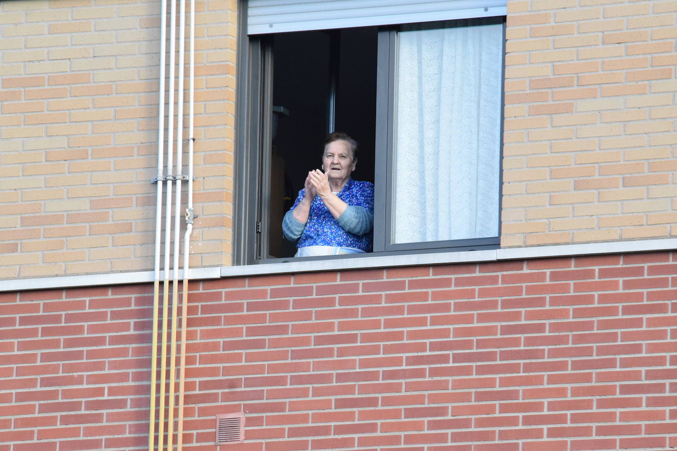 Los vecinos de la capital riojana han vuelto a salir a sus balcones y ventanas a aplaudir este martes