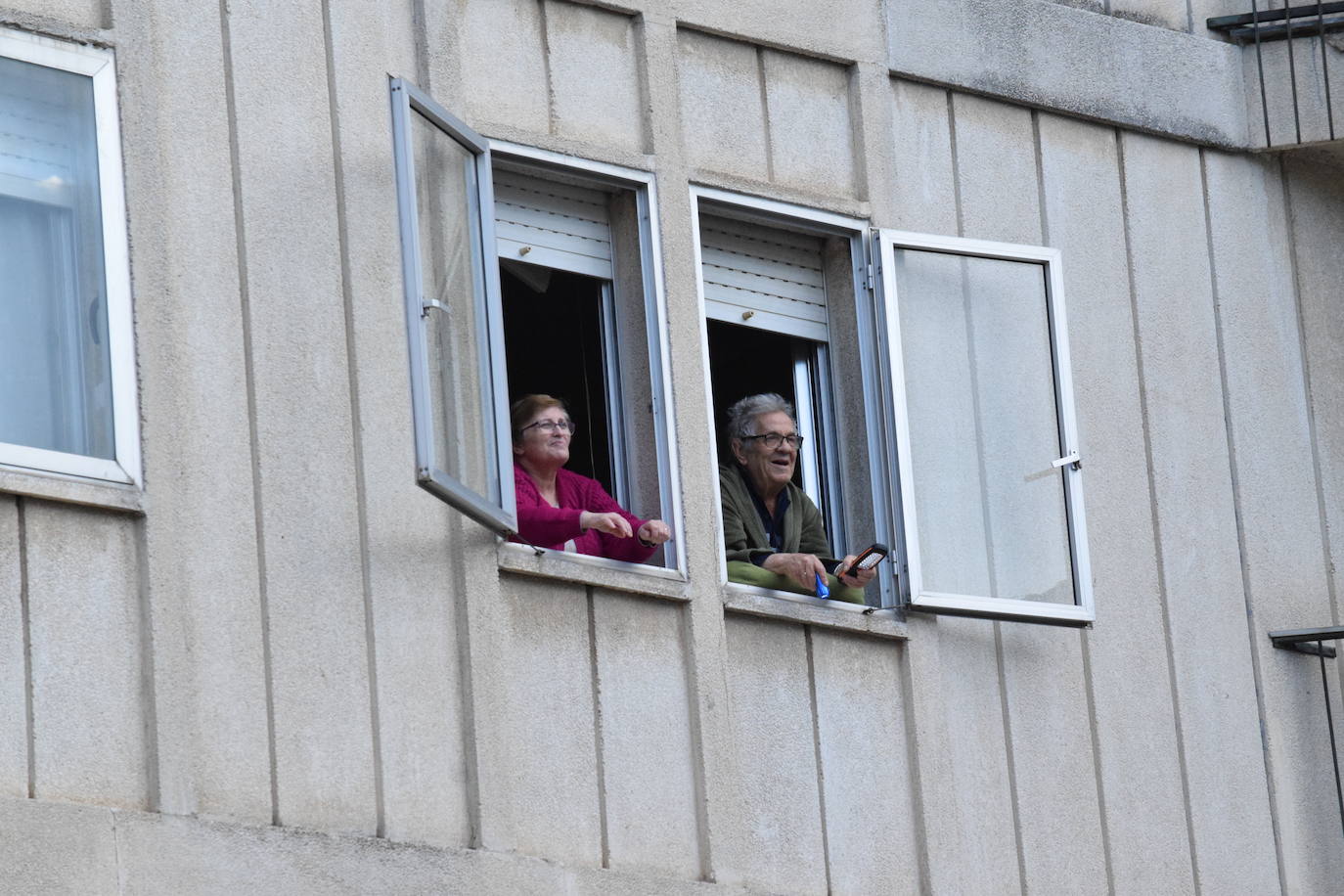 Los vecinos de la capital riojana han vuelto a salir a sus balcones y ventanas a aplaudir este martes