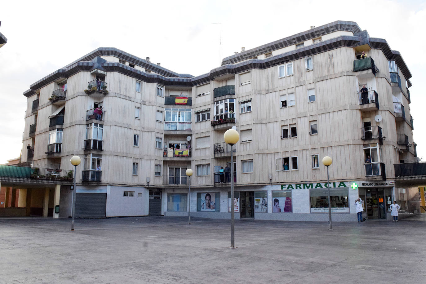 Los vecinos de la capital riojana han vuelto a salir a sus balcones y ventanas a aplaudir este martes