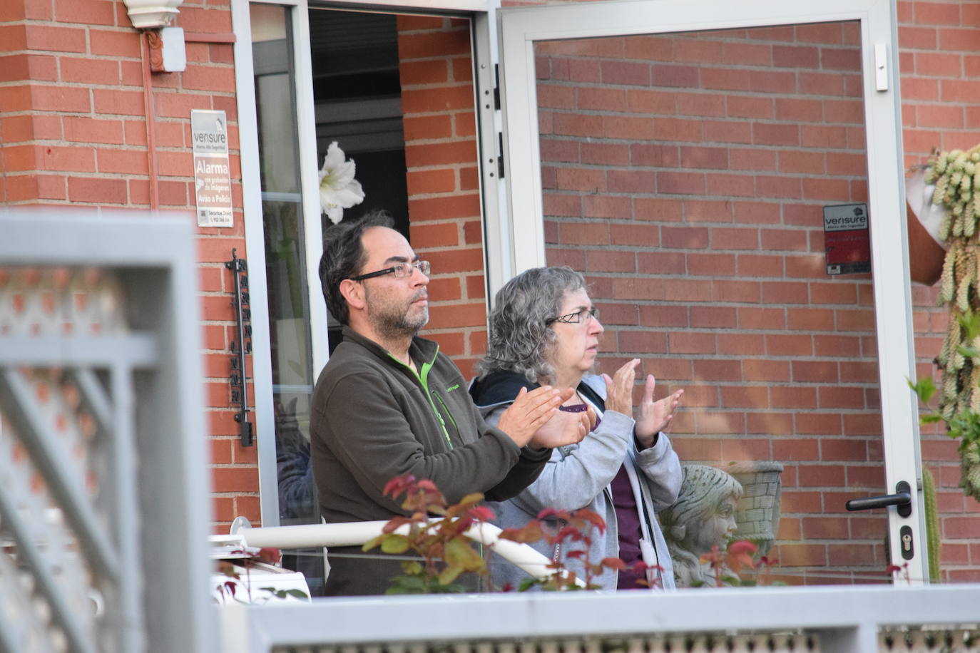 Los vecinos de la capital riojana han vuelto a salir a sus balcones y ventanas a aplaudir este martes