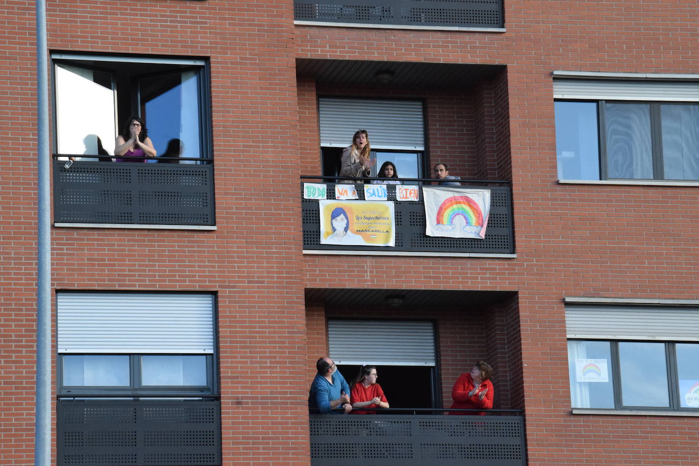 Los vecinos de la capital riojana han vuelto a salir a sus balcones y ventanas a aplaudir este martes