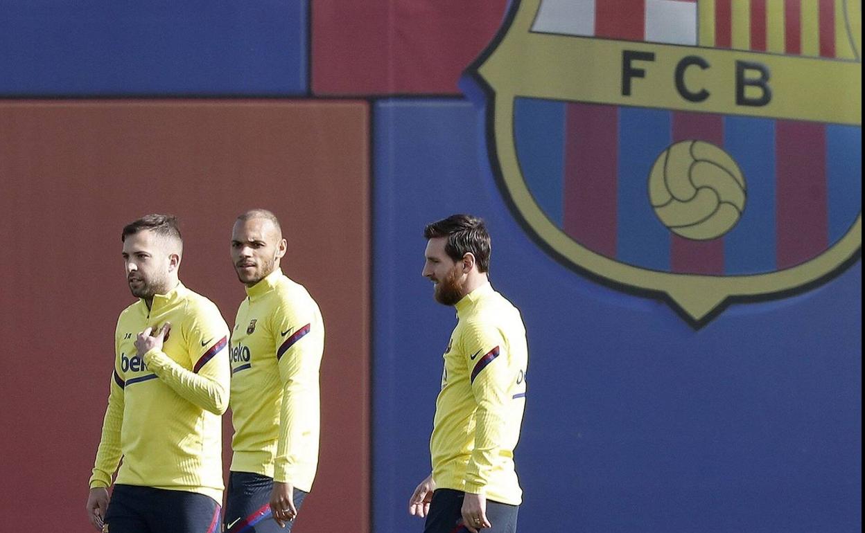 Jordi Alba, Braithwaite y Messi, en un entrenamiento del Barça antes de que se paralizasen las competiciones. 