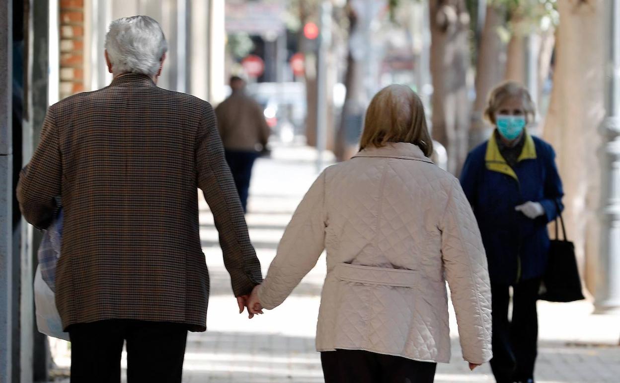 Una pareja pasea por la calle. 