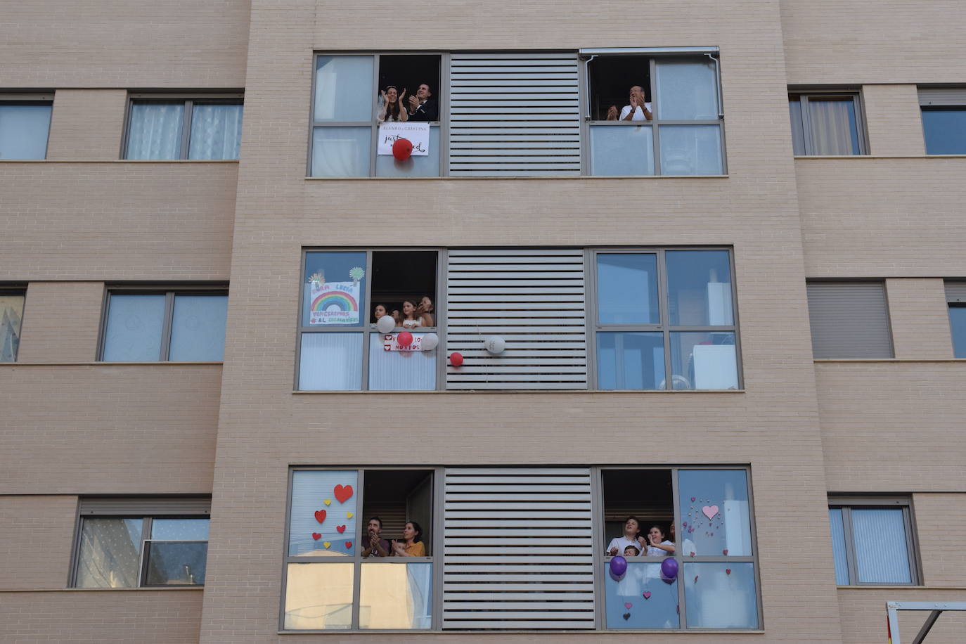 Los ciudadanos no faltan a su cita en los balcones, esta vez con un evento muy especial en urbanización electra