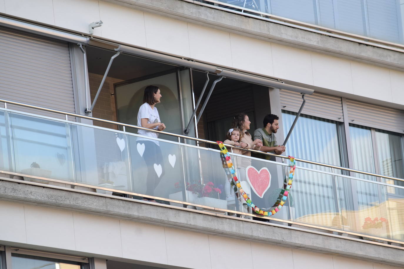 Los ciudadanos no faltan a su cita en los balcones, esta vez con un evento muy especial en urbanización electra