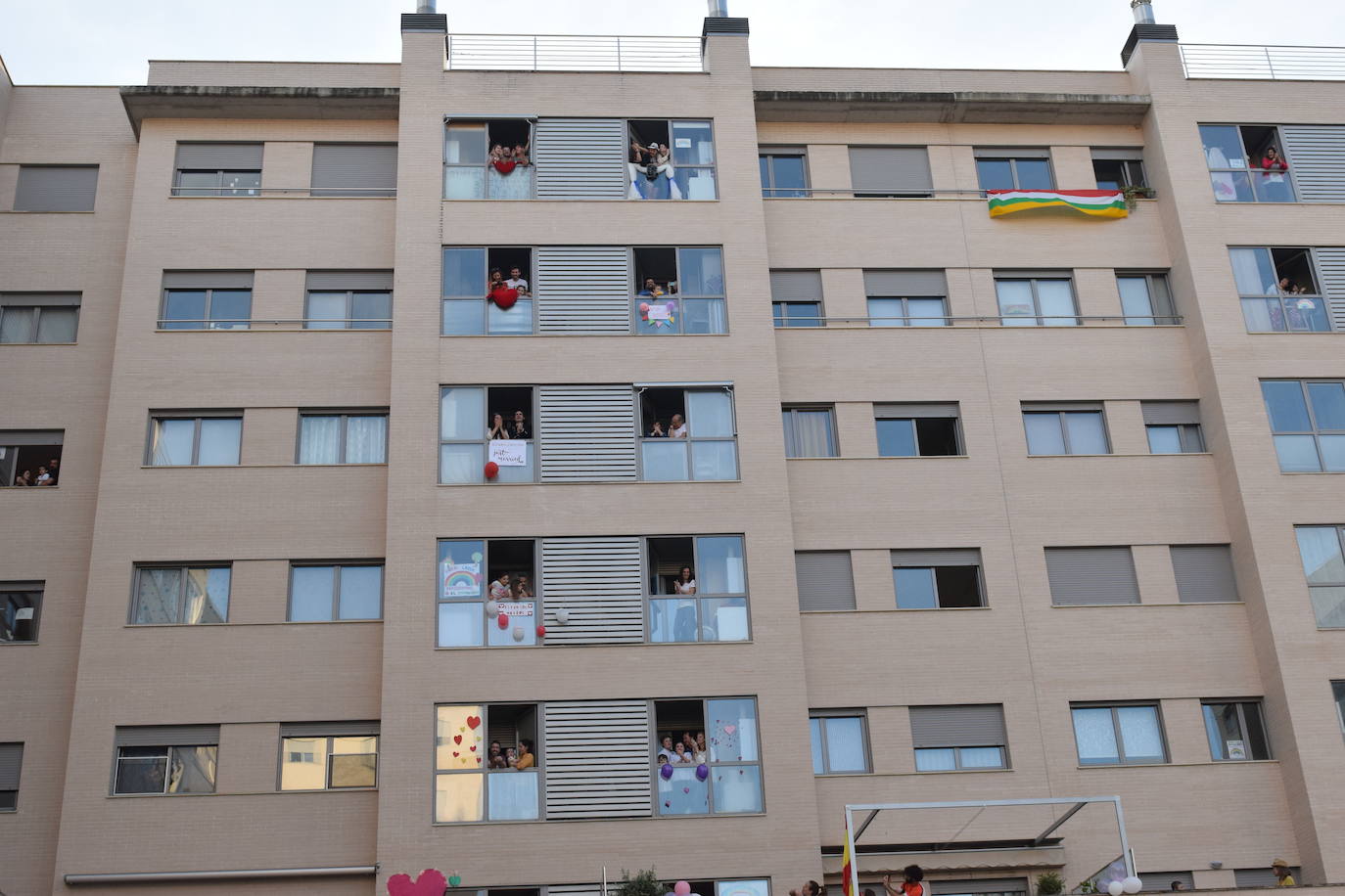 Los ciudadanos no faltan a su cita en los balcones, esta vez con un evento muy especial en urbanización electra