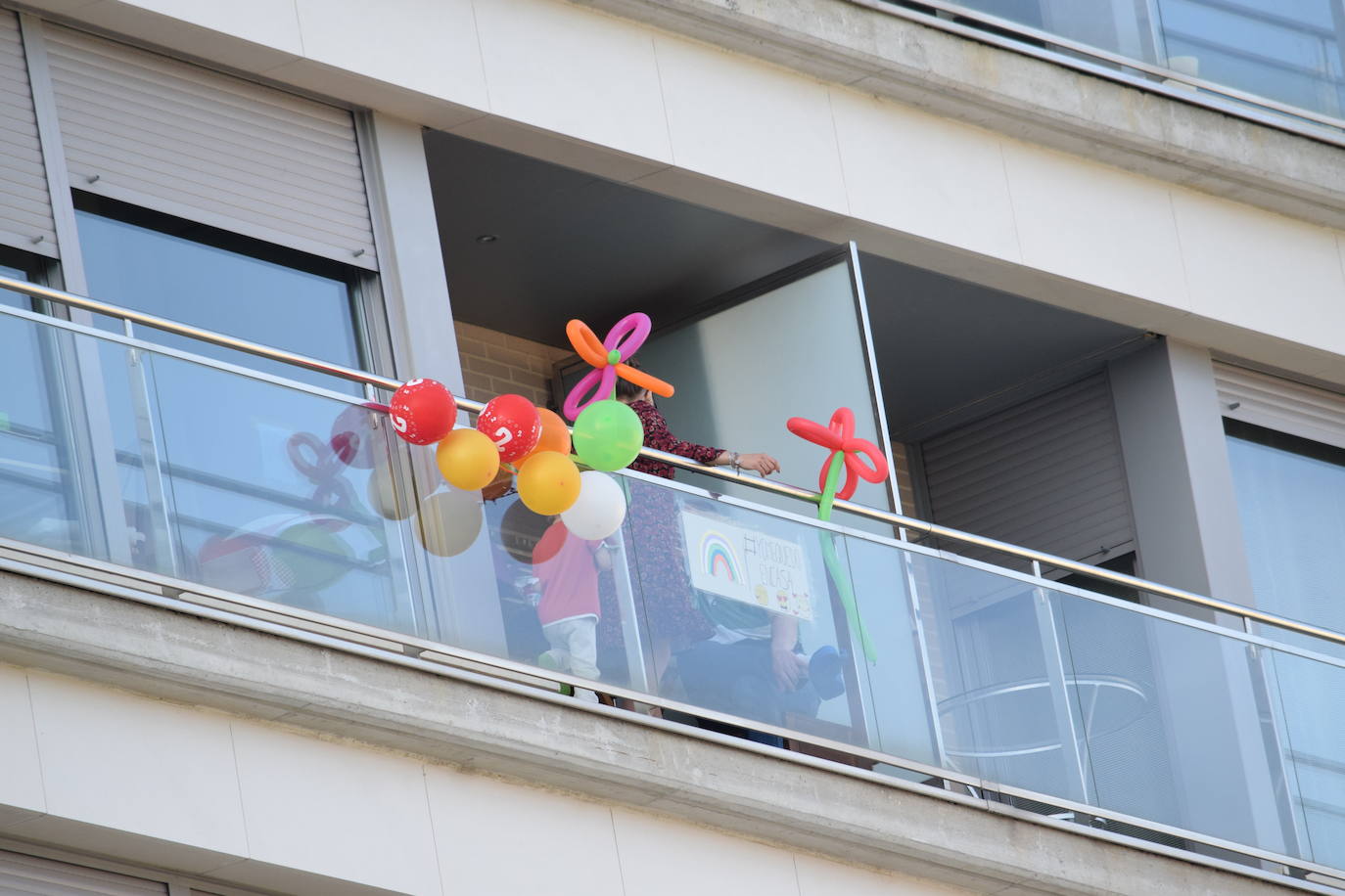 Los ciudadanos no faltan a su cita en los balcones, esta vez con un evento muy especial en urbanización electra