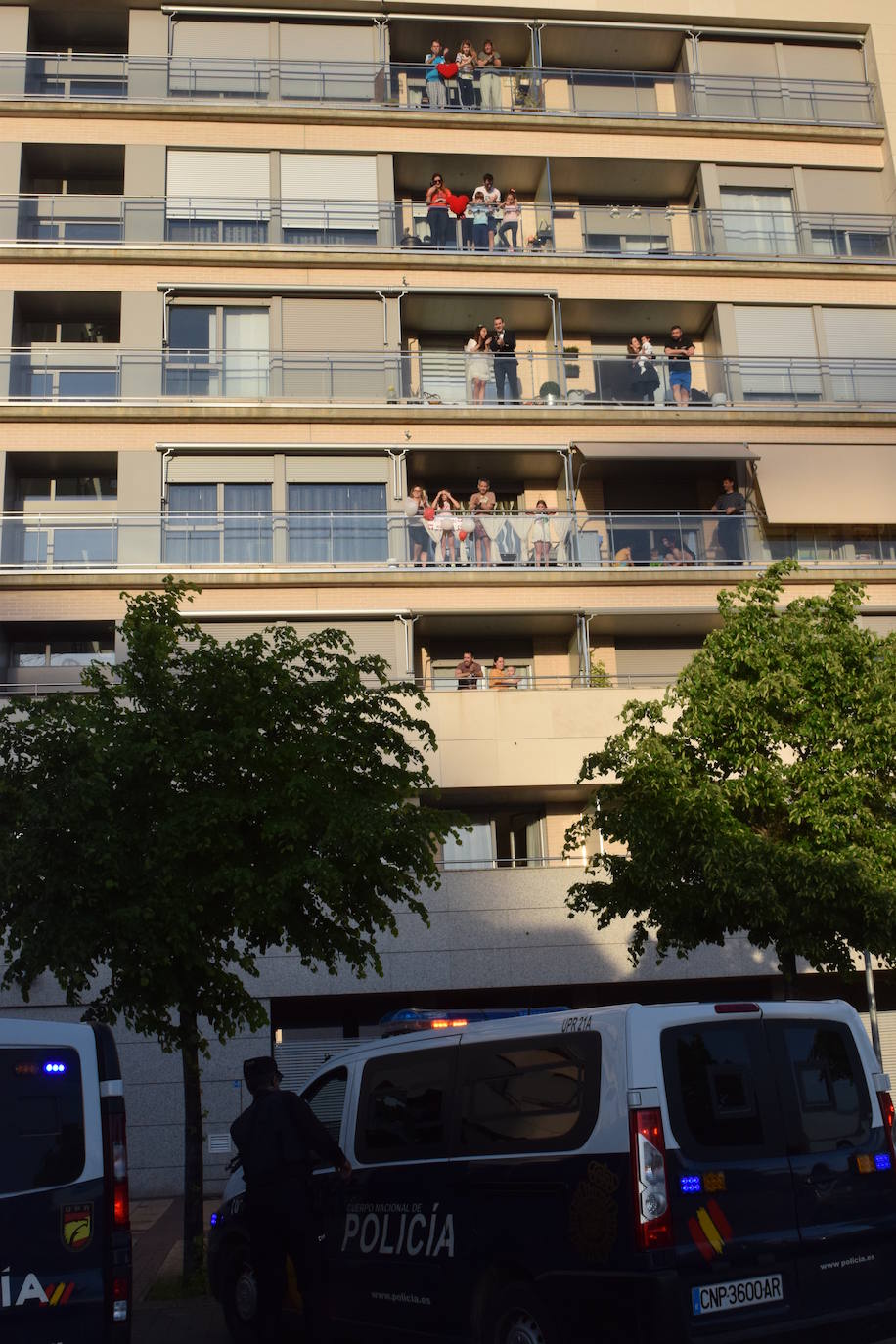 Los ciudadanos no faltan a su cita en los balcones, esta vez con un evento muy especial en urbanización electra