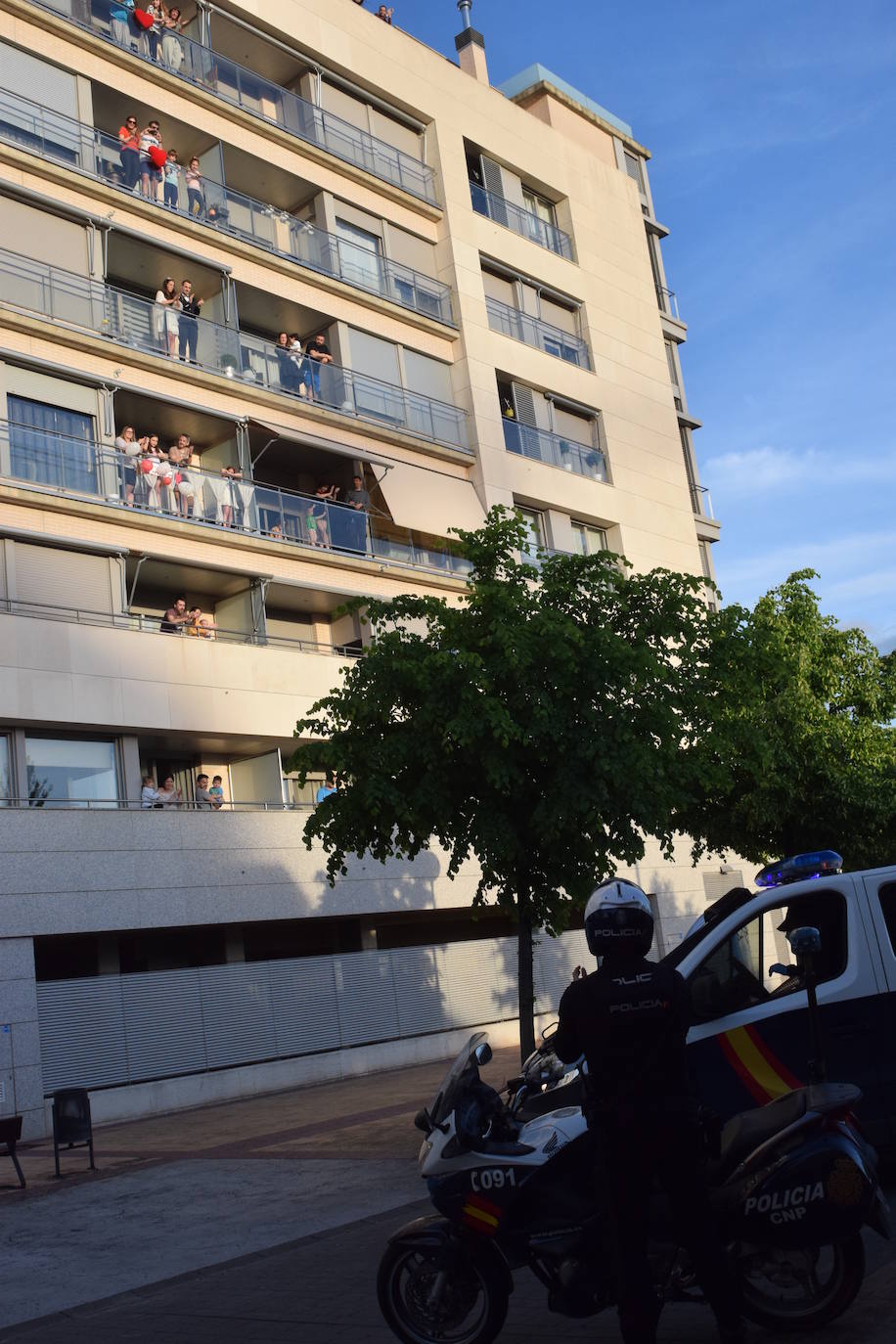 Los ciudadanos no faltan a su cita en los balcones, esta vez con un evento muy especial en urbanización electra