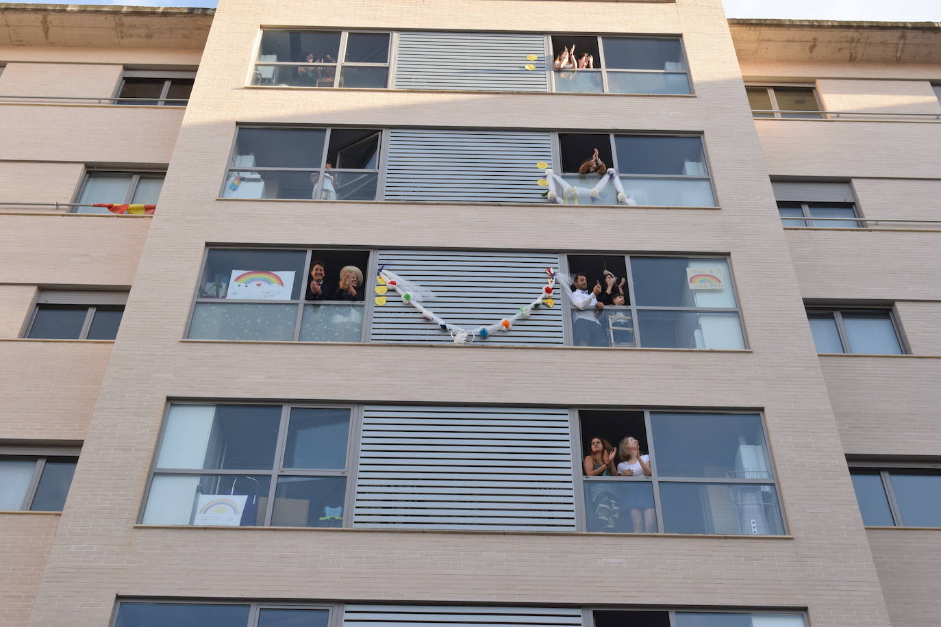 Los ciudadanos no faltan a su cita en los balcones, esta vez con un evento muy especial en urbanización electra