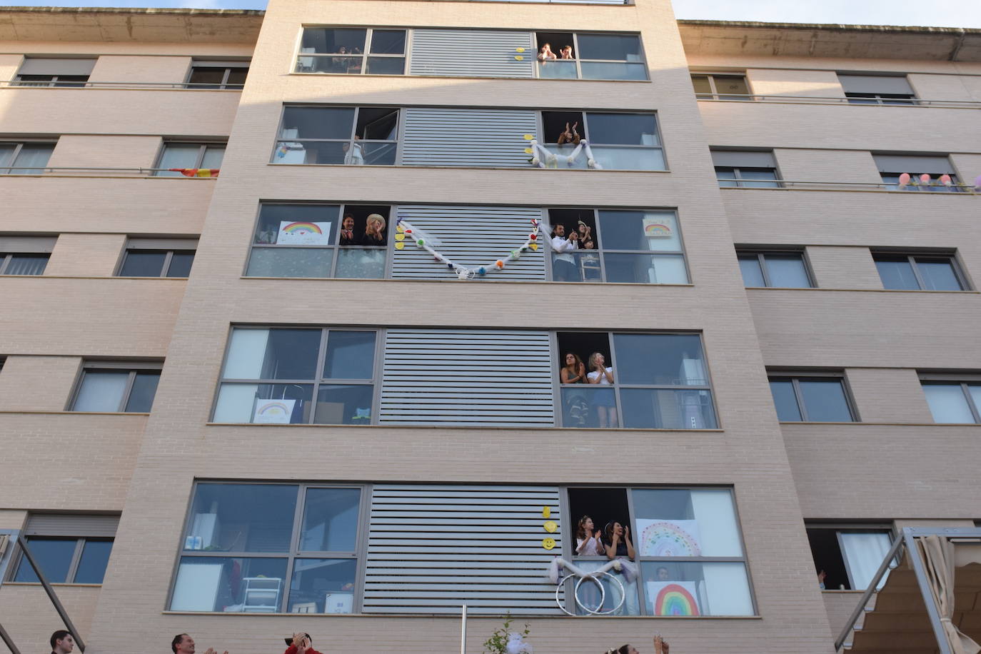 Los ciudadanos no faltan a su cita en los balcones, esta vez con un evento muy especial en urbanización electra