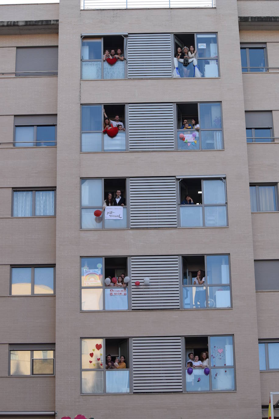 Los ciudadanos no faltan a su cita en los balcones, esta vez con un evento muy especial en urbanización electra