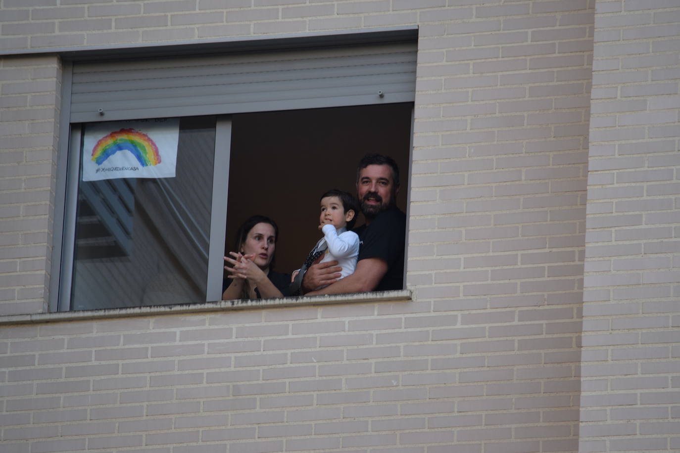 Los ciudadanos no faltan a su cita en los balcones, esta vez con un evento muy especial en urbanización electra