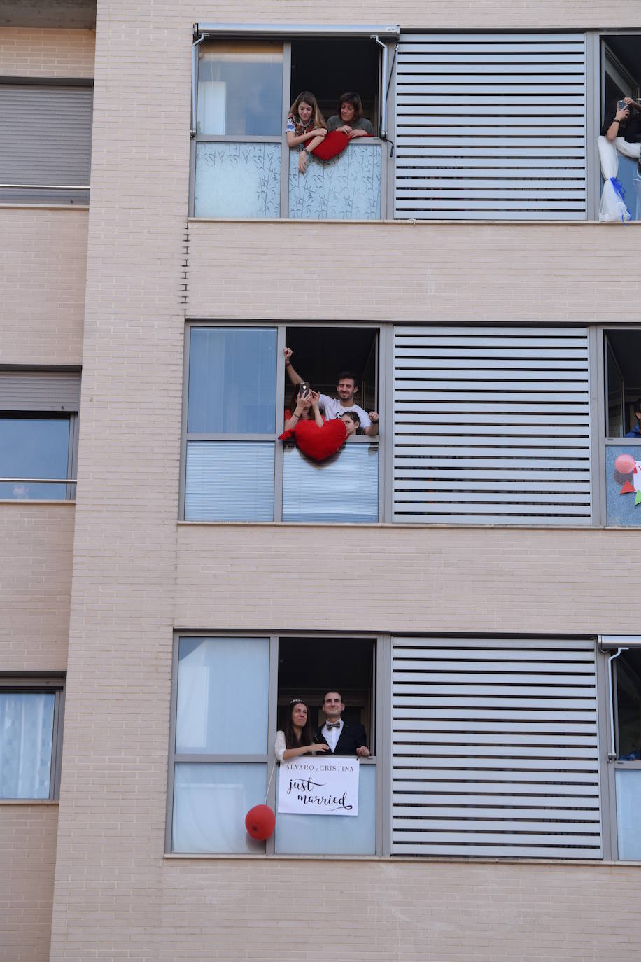 Los ciudadanos no faltan a su cita en los balcones, esta vez con un evento muy especial en urbanización electra