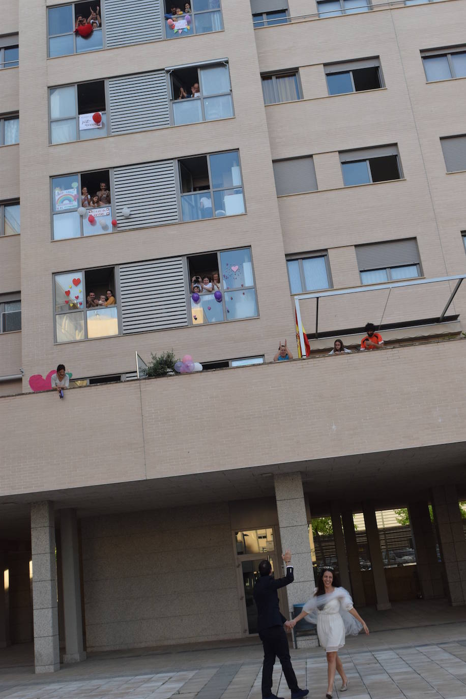 Los ciudadanos no faltan a su cita en los balcones, esta vez con un evento muy especial en urbanización electra