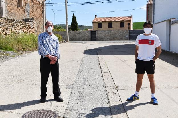 Fermín Ramos en Valverde (pedanía de Cervera del Río Alhama) y Víctor Royo en Torres de Montecierzo (Tarazona) en la calle La Estación. 