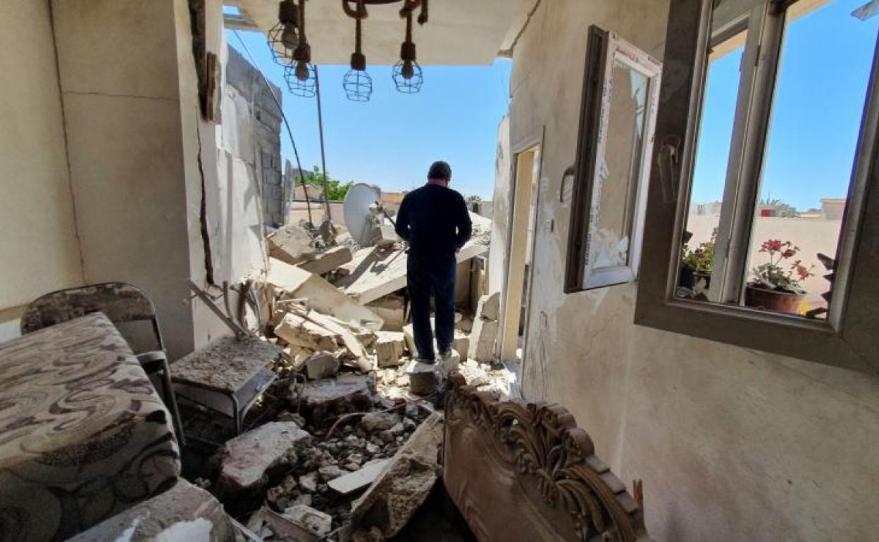 Un hombre camina entre los restos de un edificio dañado por un ataque de las fuerzas de Haftar sobre Trípoli.