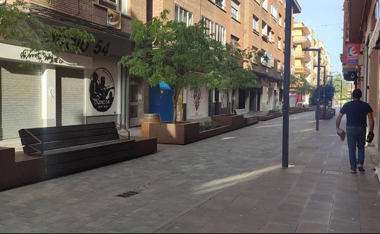 Bares cerrados en la calle Madrid de la ciudad calceatense.