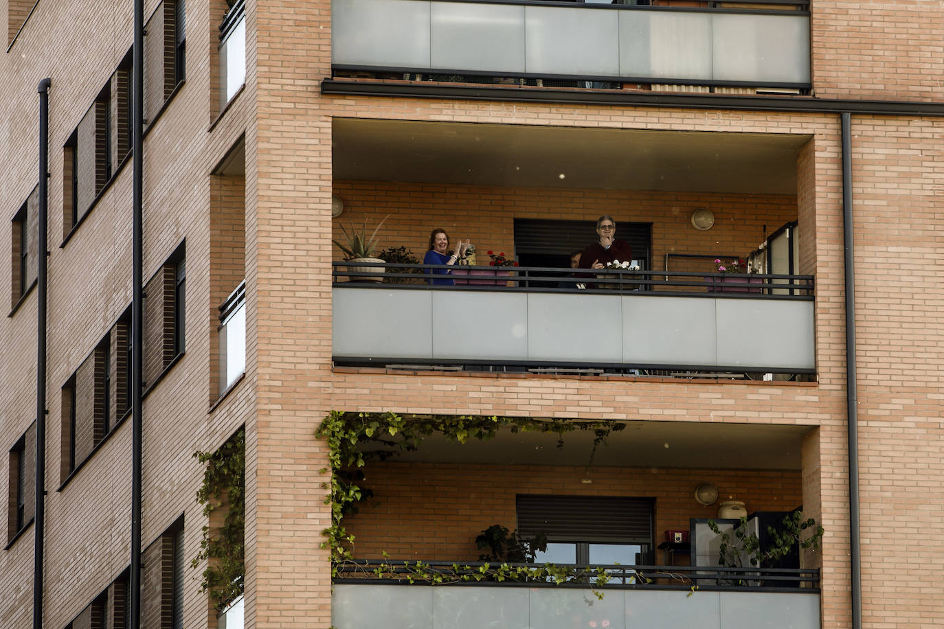 Los vecinos de la capital riojana siguen fieles a su cita con el aplauso sanitario de las ocho de la tarde