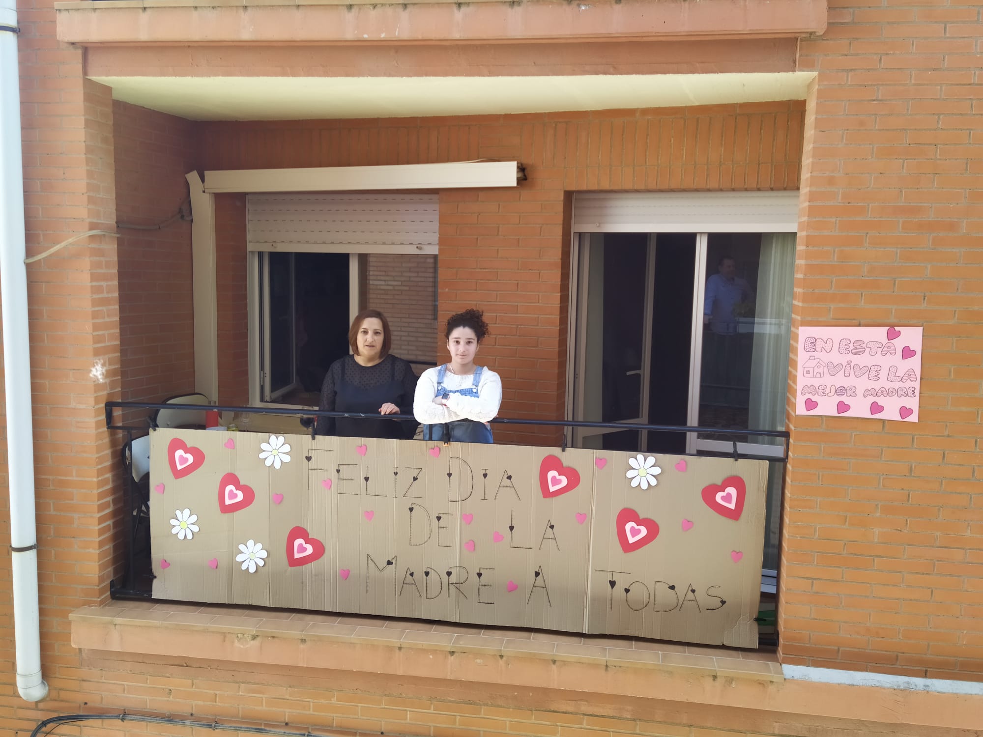 Como en anteriores festividades, los vecinos de la calle Mendoza y de la plaza Gurriero, en el corazón del casco antiguo alfareño, se unieron para celebrar desde sus balcones este domingo el Día de la Madre.