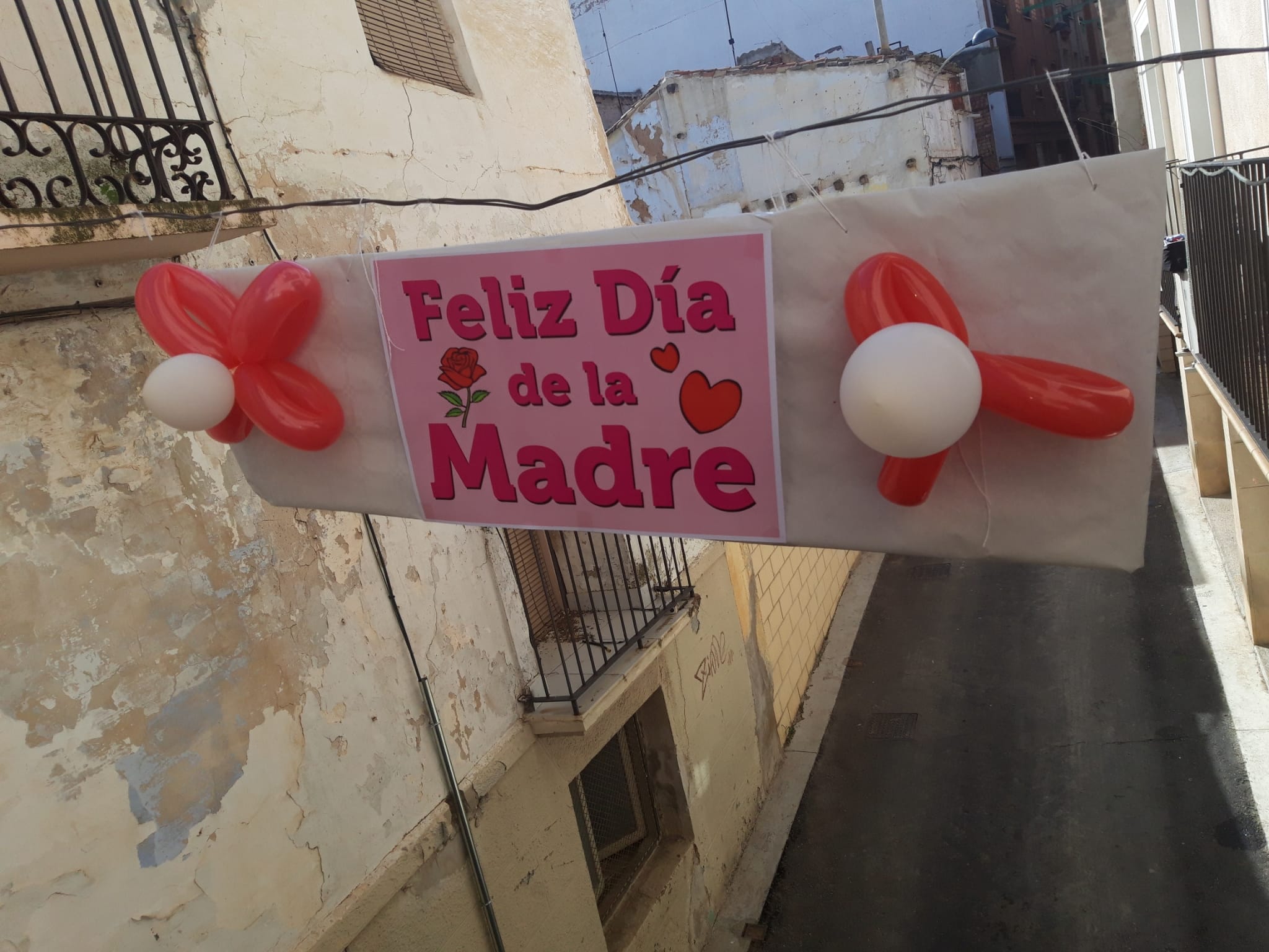 Como en anteriores festividades, los vecinos de la calle Mendoza y de la plaza Gurriero, en el corazón del casco antiguo alfareño, se unieron para celebrar desde sus balcones este domingo el Día de la Madre.