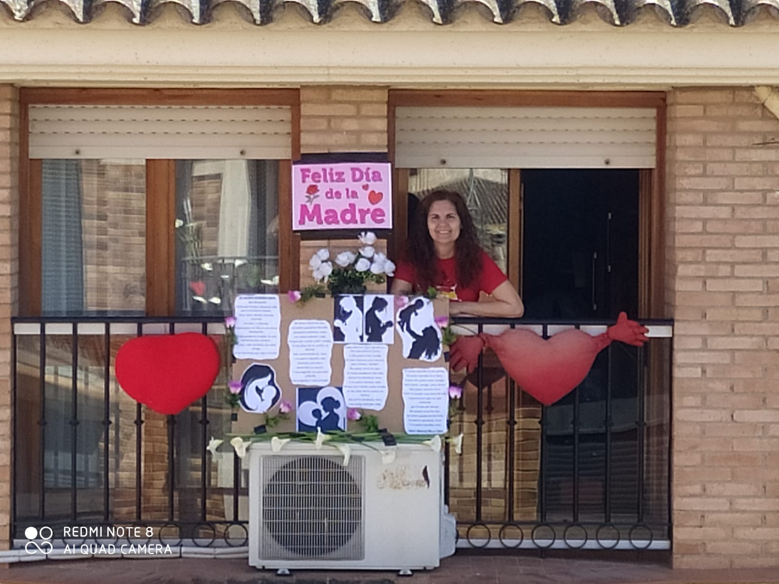 Como en anteriores festividades, los vecinos de la calle Mendoza y de la plaza Gurriero, en el corazón del casco antiguo alfareño, se unieron para celebrar desde sus balcones este domingo el Día de la Madre.