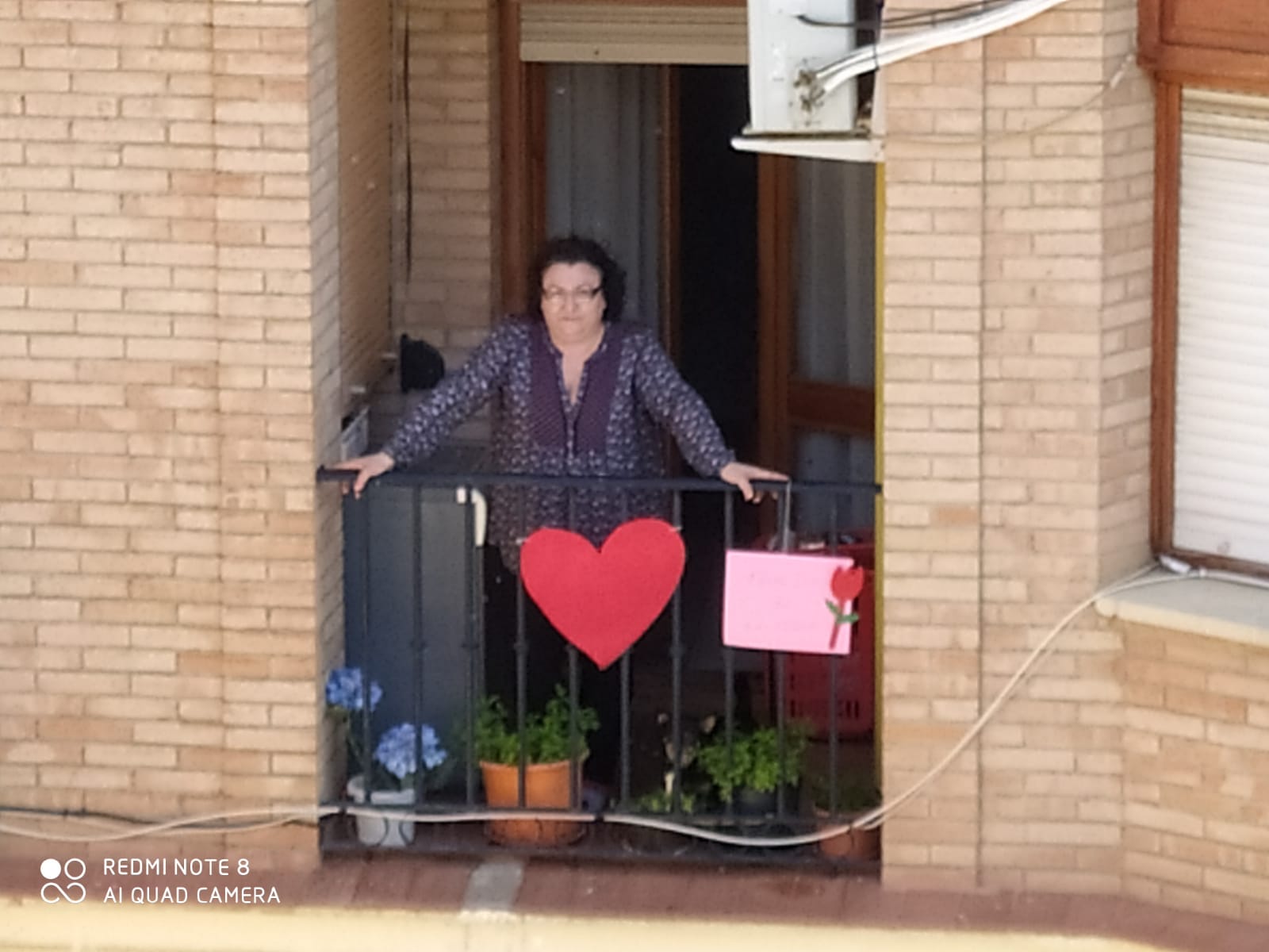 Como en anteriores festividades, los vecinos de la calle Mendoza y de la plaza Gurriero, en el corazón del casco antiguo alfareño, se unieron para celebrar desde sus balcones este domingo el Día de la Madre.