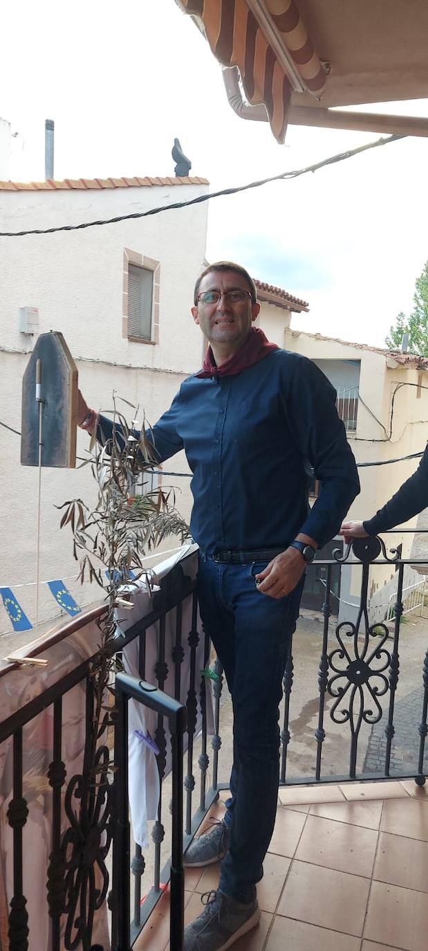 La semana pasada Rincón de Olivedo celebró San Pedro Mártir de Verona. El programa incluyó misa por Facebook, disfraces, gincana, ronda, almuerzo y 'pobre de mí' en los balcones.