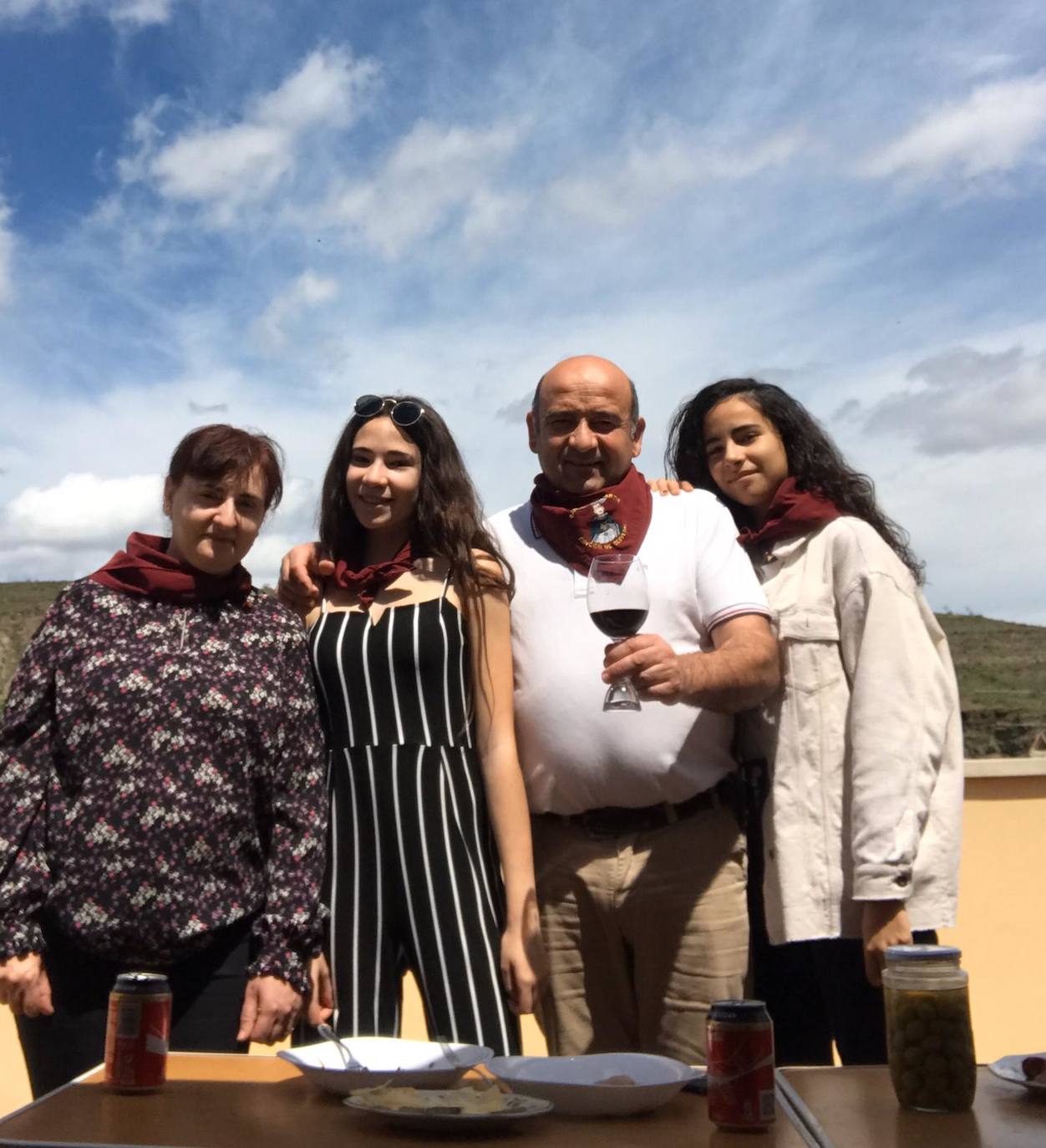 La semana pasada Rincón de Olivedo celebró San Pedro Mártir de Verona. El programa incluyó misa por Facebook, disfraces, gincana, ronda, almuerzo y 'pobre de mí' en los balcones.