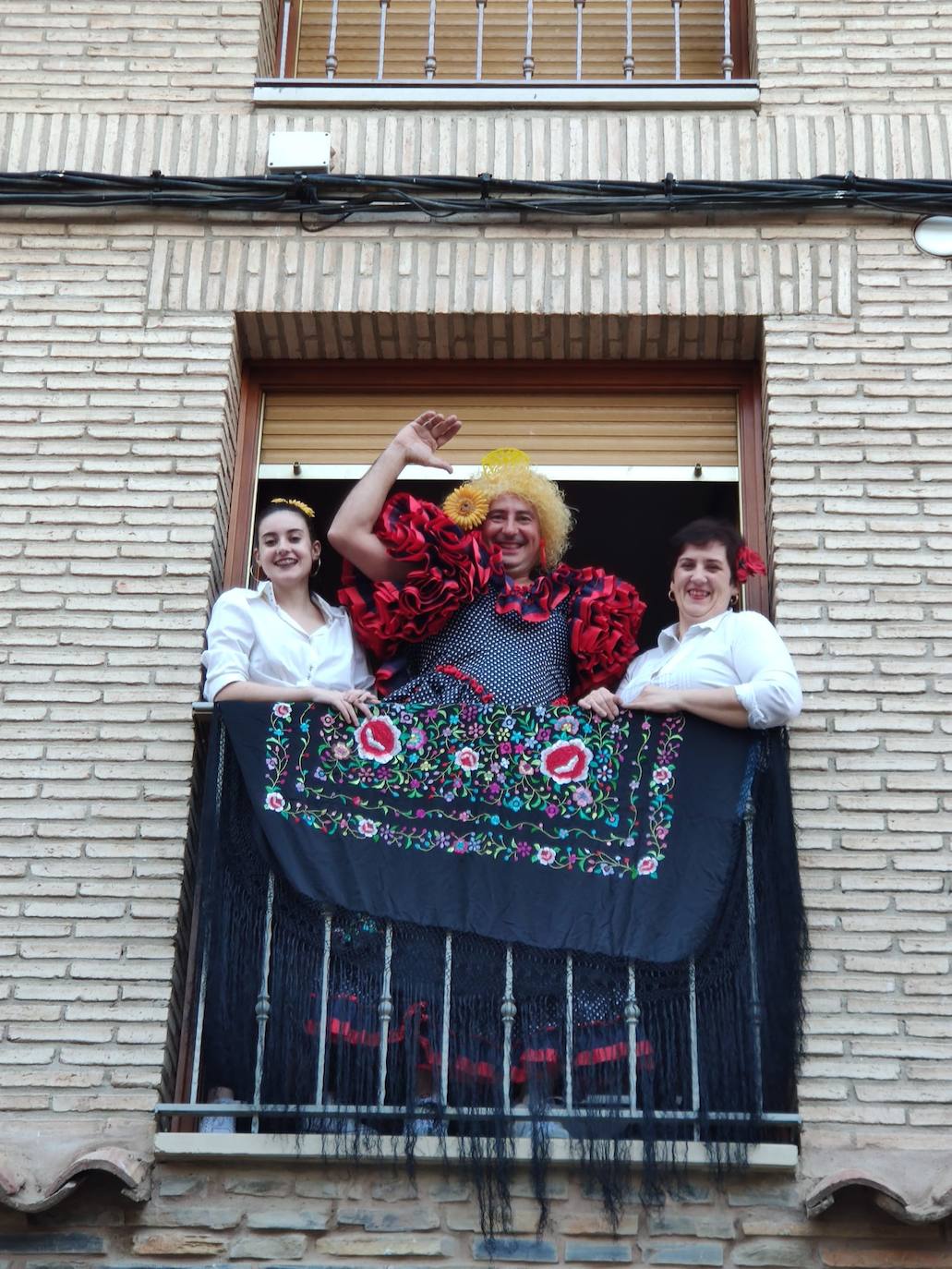 La semana pasada Rincón de Olivedo celebró San Pedro Mártir de Verona. El programa incluyó misa por Facebook, disfraces, gincana, ronda, almuerzo y 'pobre de mí' en los balcones.