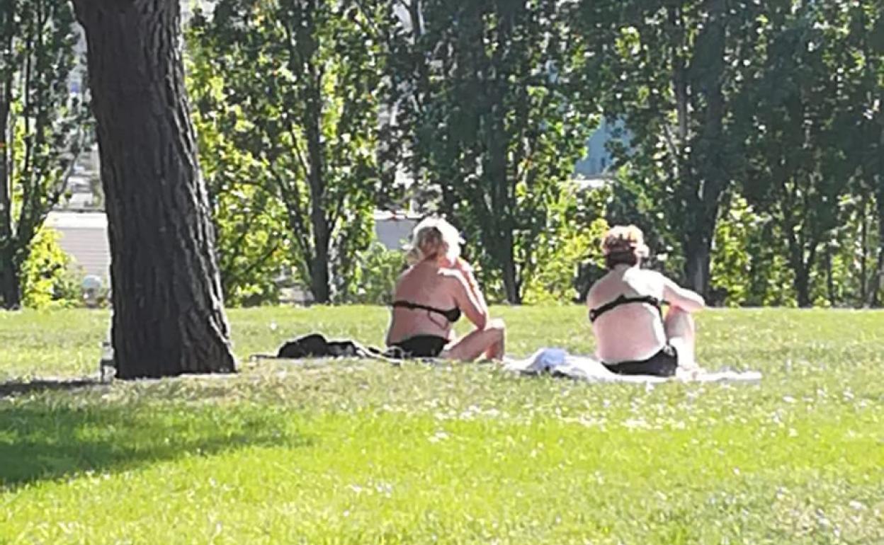 Dos mujeres toman el sol el pasado lunes, sobre las 17:00 horas, en un parque logroñés