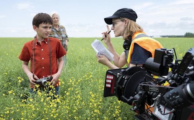 Jodie Foster da instrucciones a uno de los intérpretes de la serie 'Tales from The Loop'. 