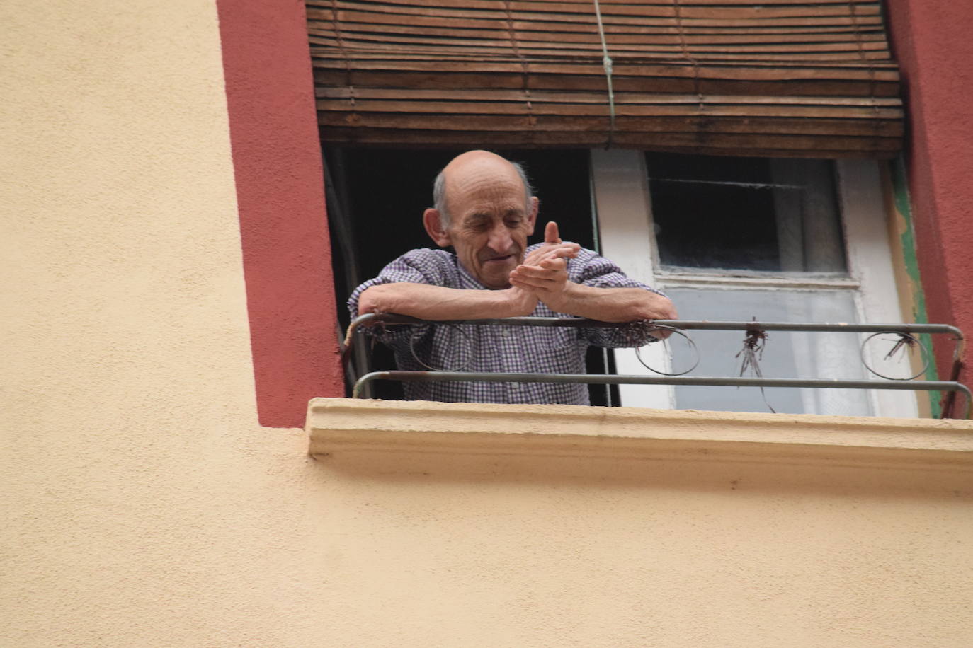 Vecinos de Logroño han vuelto a salir este jueves a sus ventanas y balcones.