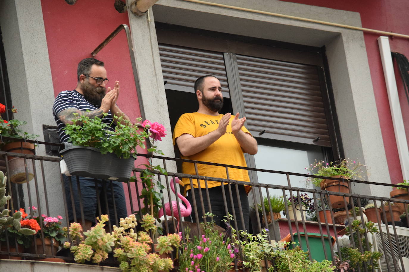 Vecinos de Logroño han vuelto a salir este jueves a sus ventanas y balcones.