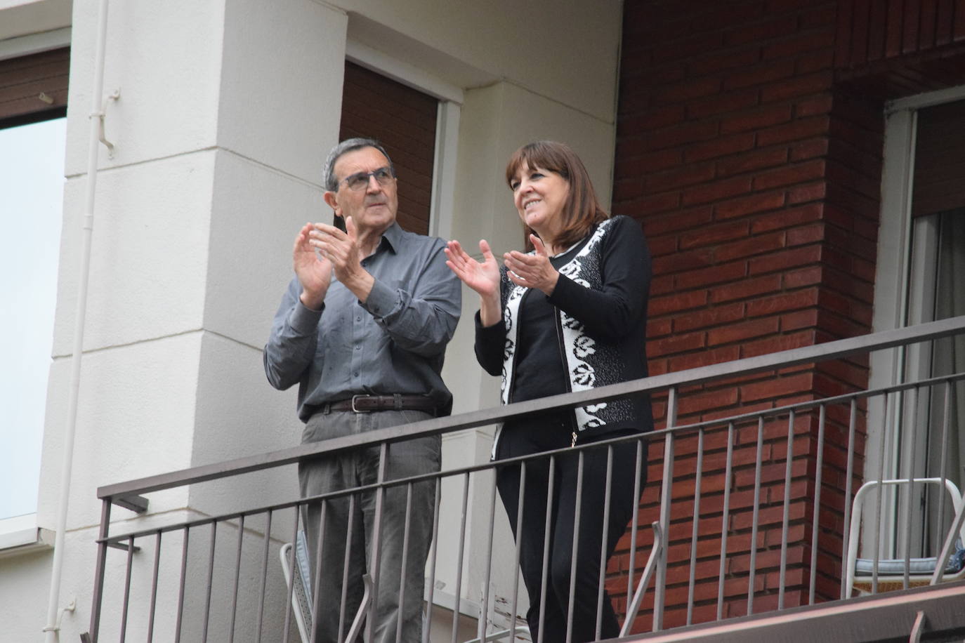 Vecinos de Logroño han vuelto a salir este jueves a sus ventanas y balcones.