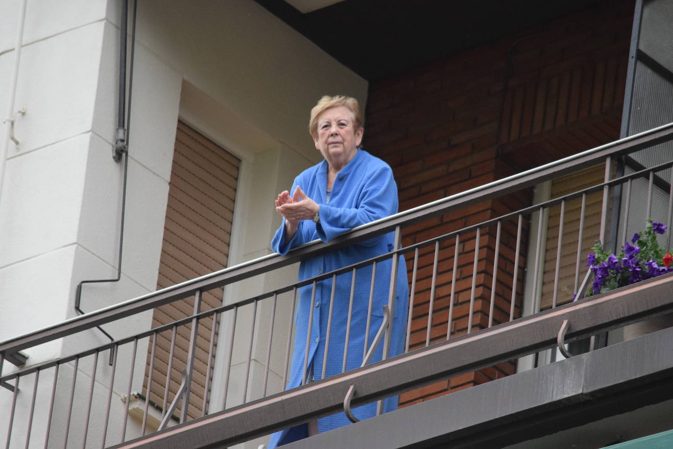 Vecinos de Logroño han vuelto a salir este jueves a sus ventanas y balcones.