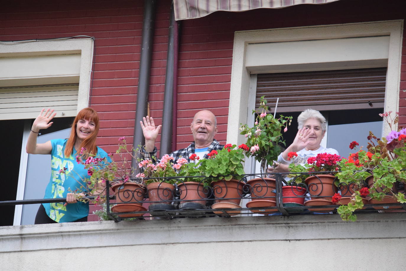 Vecinos de Logroño han vuelto a salir este jueves a sus ventanas y balcones.