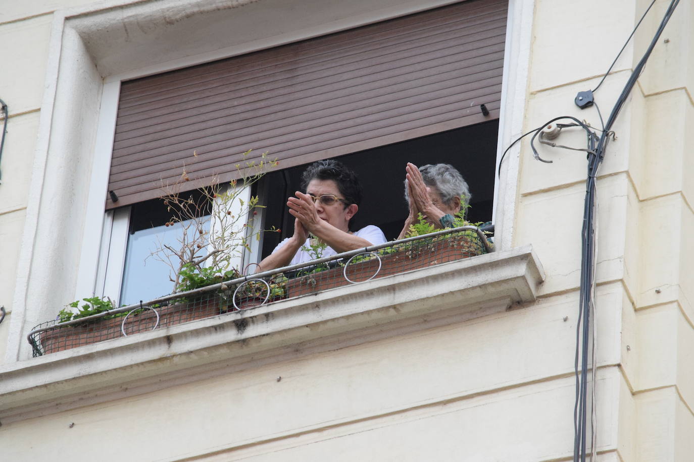 Vecinos de Logroño han vuelto a salir este jueves a sus ventanas y balcones.