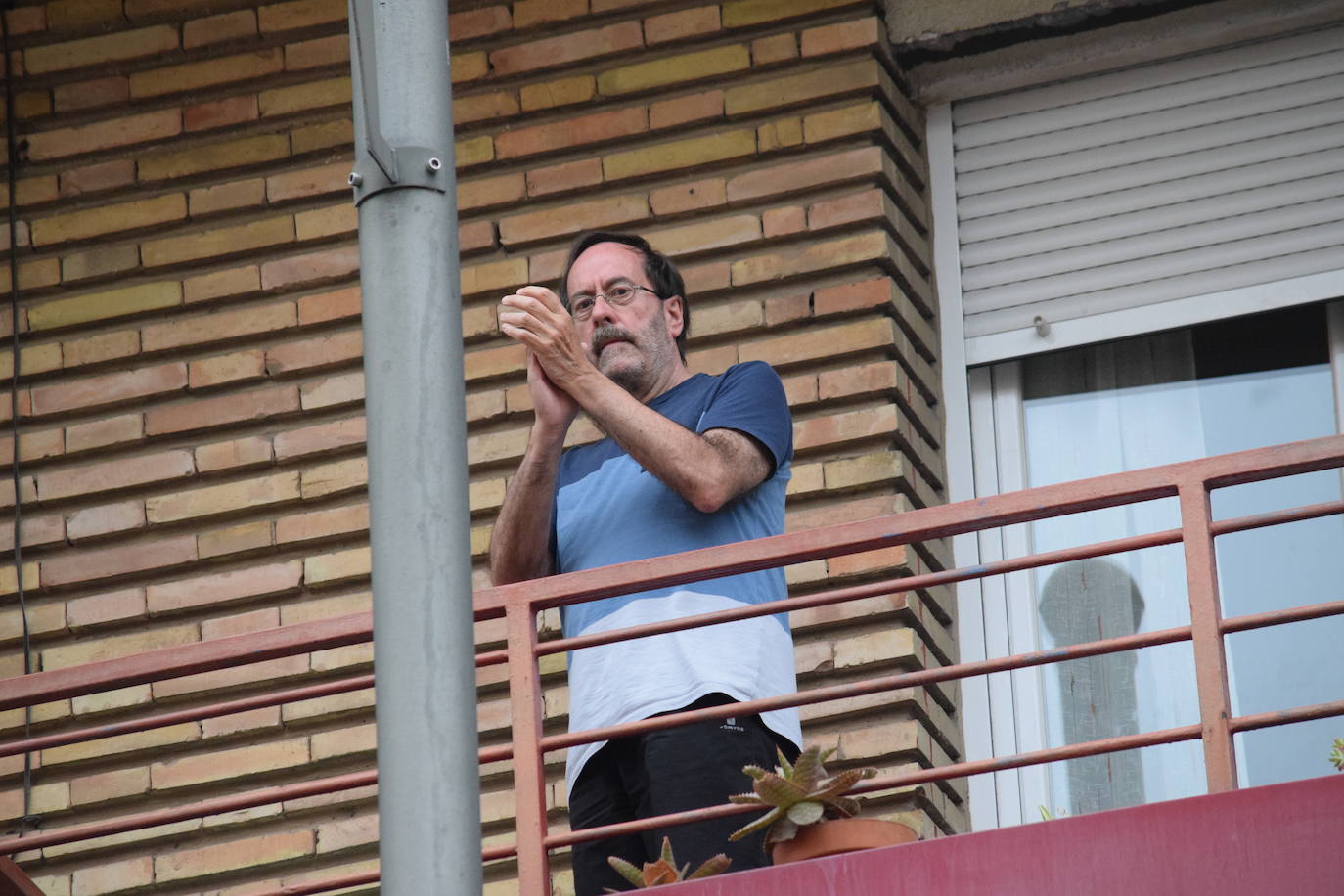 Vecinos de Logroño han vuelto a salir este jueves a sus ventanas y balcones.