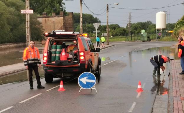 Efectivos de Protección Civil trabajando en Haro.