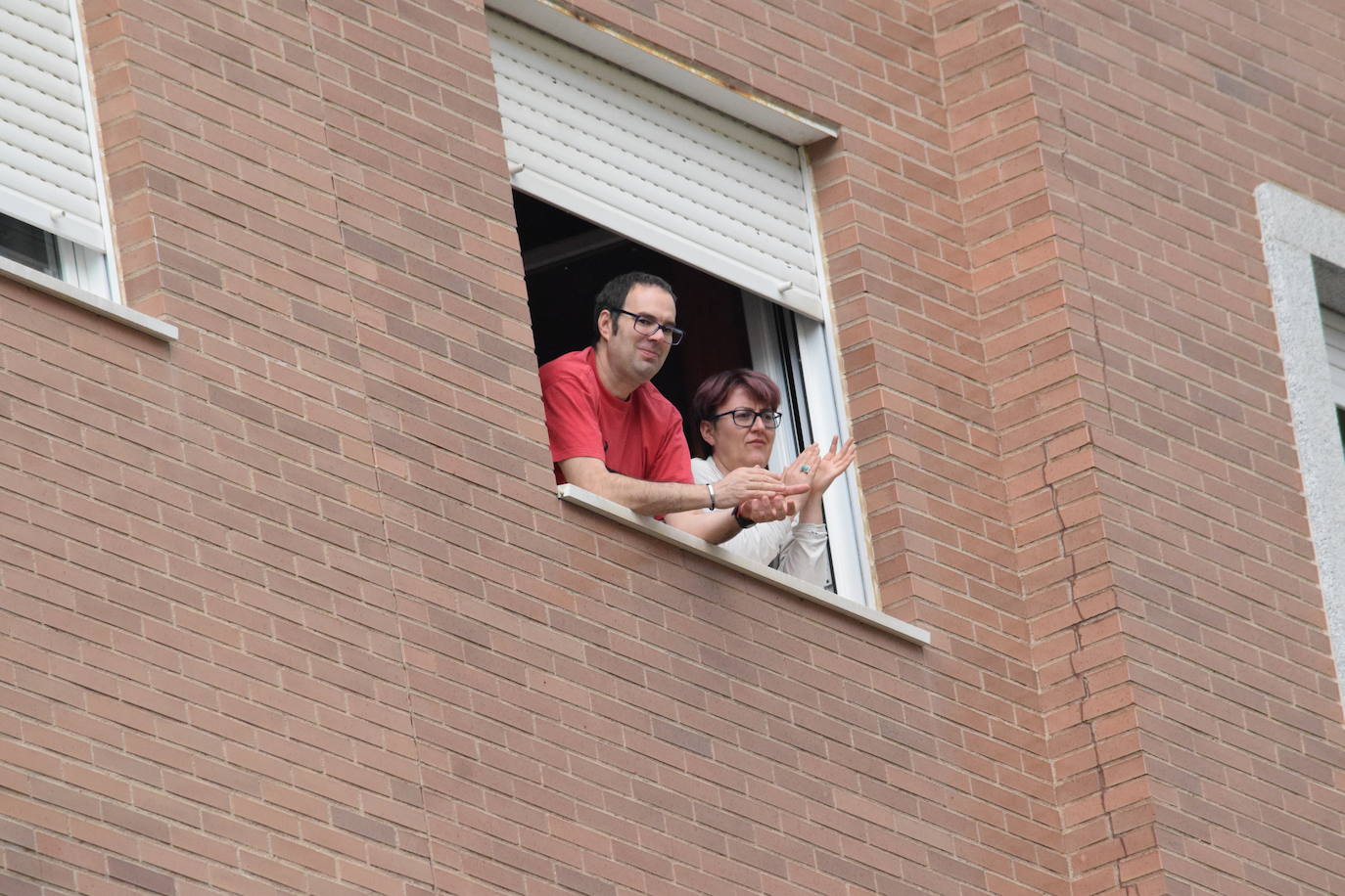 Vecinos de Logroño han vuelto a salir a sus ventanas y balcones a homenajear a los sanitarios